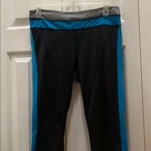 “Connection Sport” Woman Knee High Pants. Color: Black / Aqua Blue